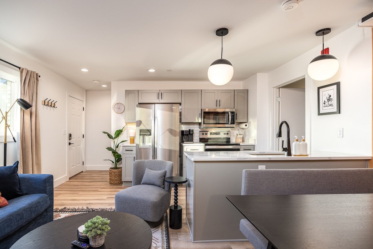 Multi-Condo Building 7 Units, 15 Bedrooms &Parking gallery image 3