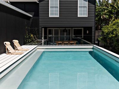 The Palm & Pool House – Stylish Coastal Getaway