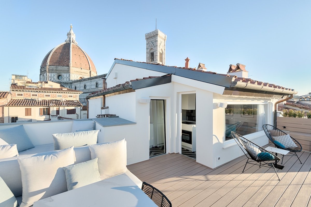 Enjoy a Boutique Penthouse Near the Duomo gallery image 3