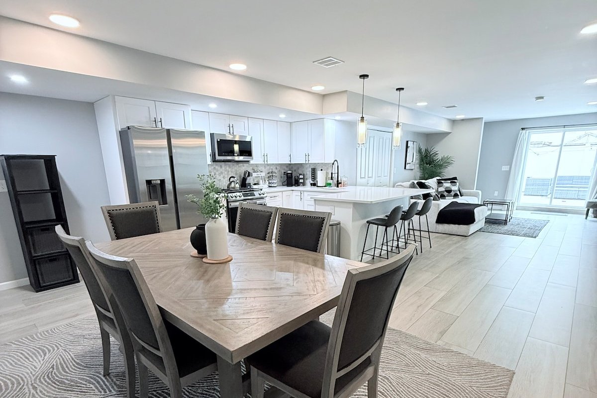 New luxurious 3 BR 2.5BA Duplex W/Backyard gallery image 3