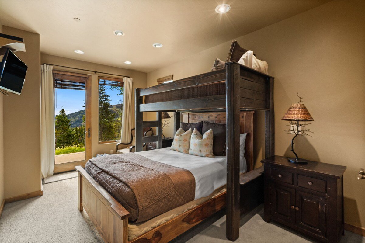 *New to Market* Beautiful 4 Bedroom Ski In/Out Big gallery image 2