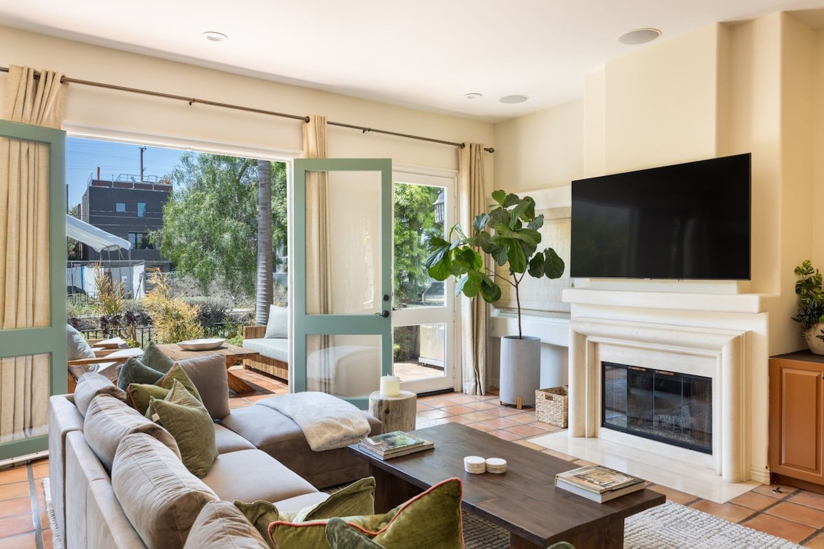 The Canal Escape – canal-front Italian villa gallery image 3