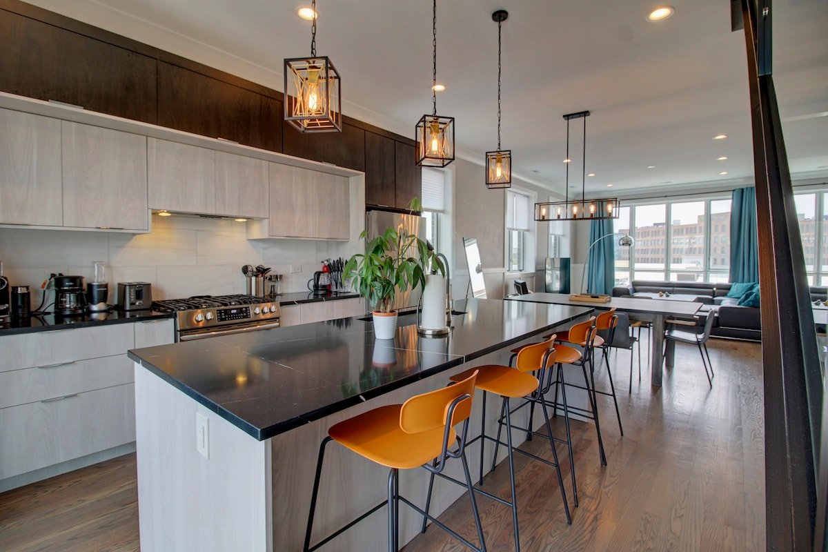 Luxury Penthouse w/ HOT TUB & Amazing Roof Deck gallery image 5