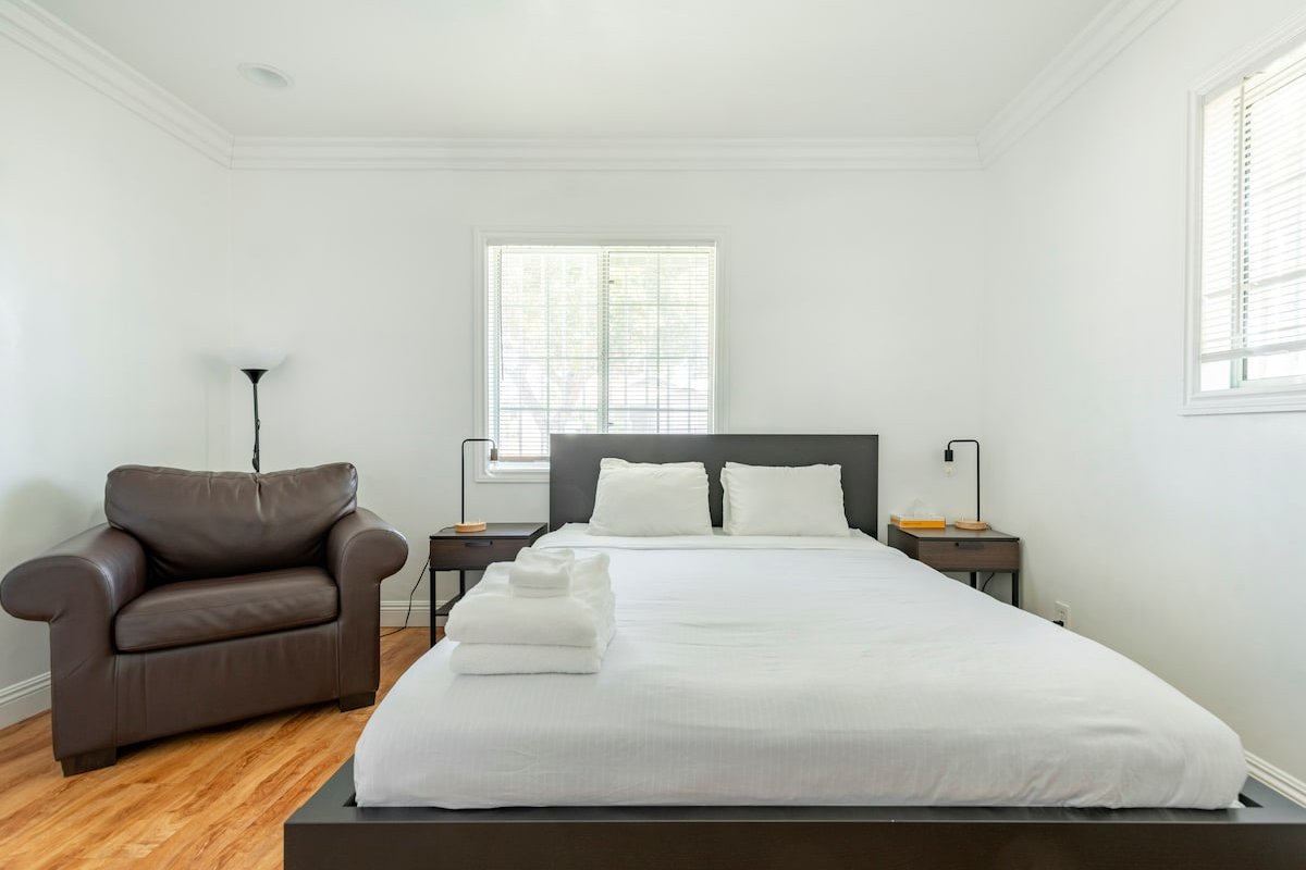 Spacious 7BR/5BA Triplex Home + Private Backyard gallery image 4