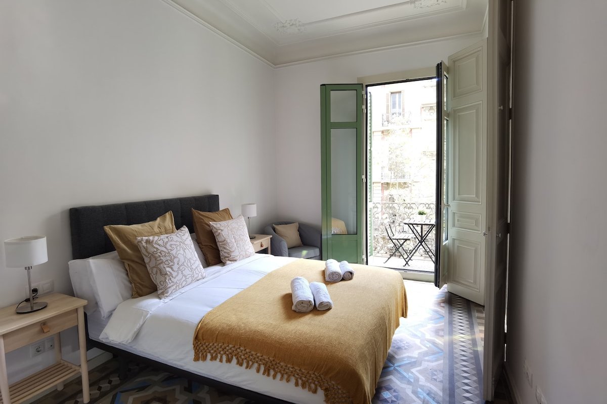 Elegant 3BR + Pool, A/C & Balconies – Center BCN gallery image 5