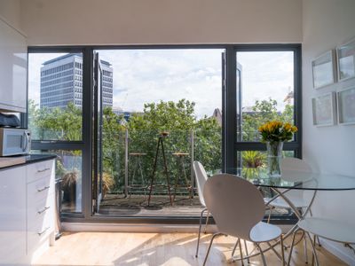 STUNNING city-centre 3 bed. River views + Parking