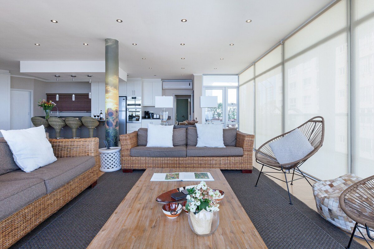 Spectacular Views ~ Penthouse Apt. *Backup Power* gallery image 5