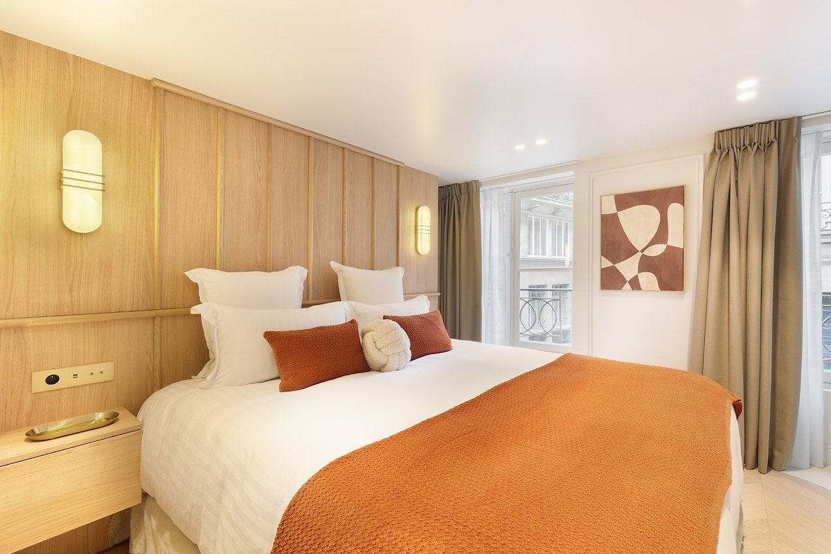 An Exclusive 3-BR/3BA with Services in Louvre gallery image 3