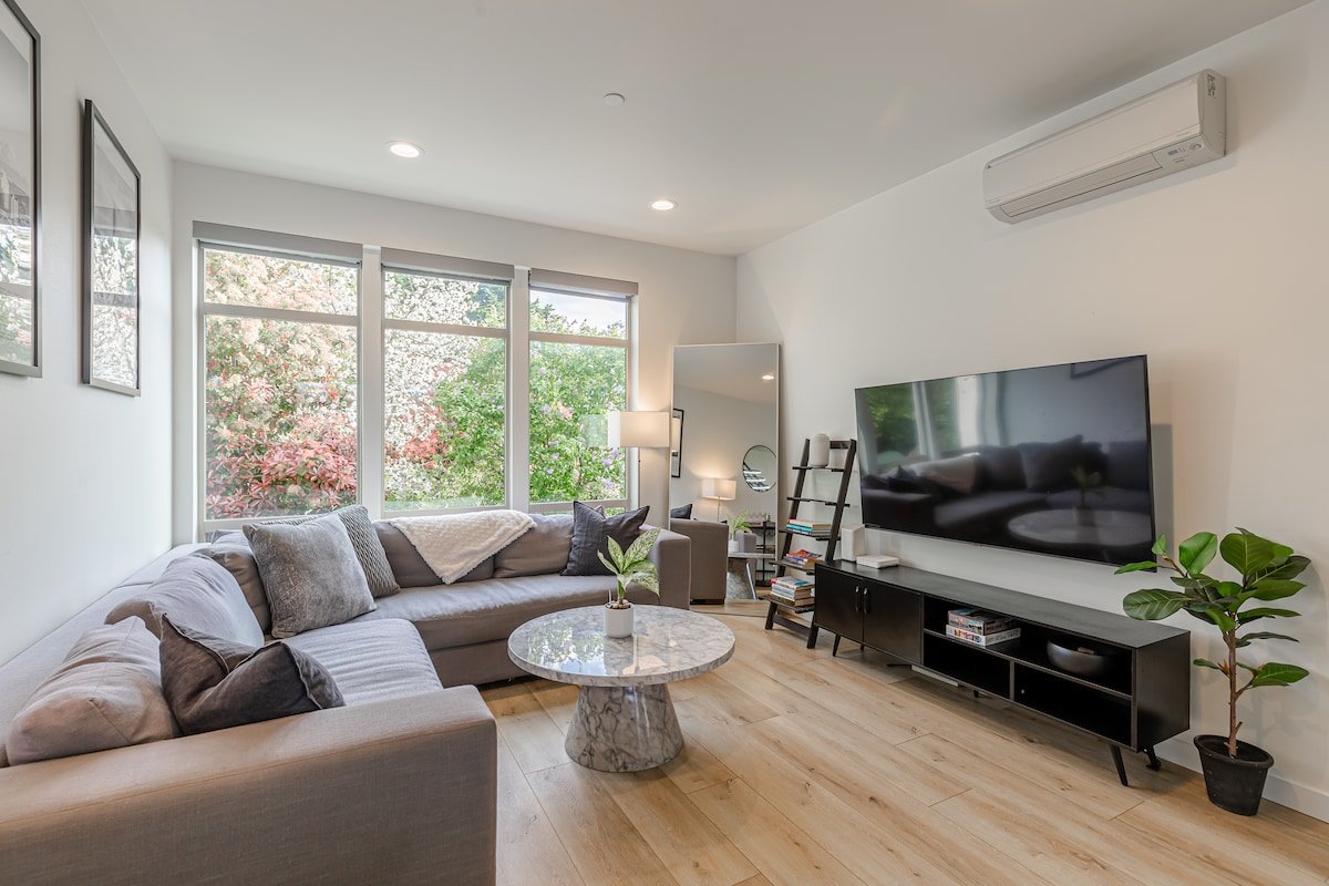 Modern Townhouse Perfect for Groups & Good Vibes gallery image 4