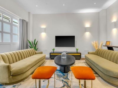 Contemporary Three-Storey Mews House by Hyde Park