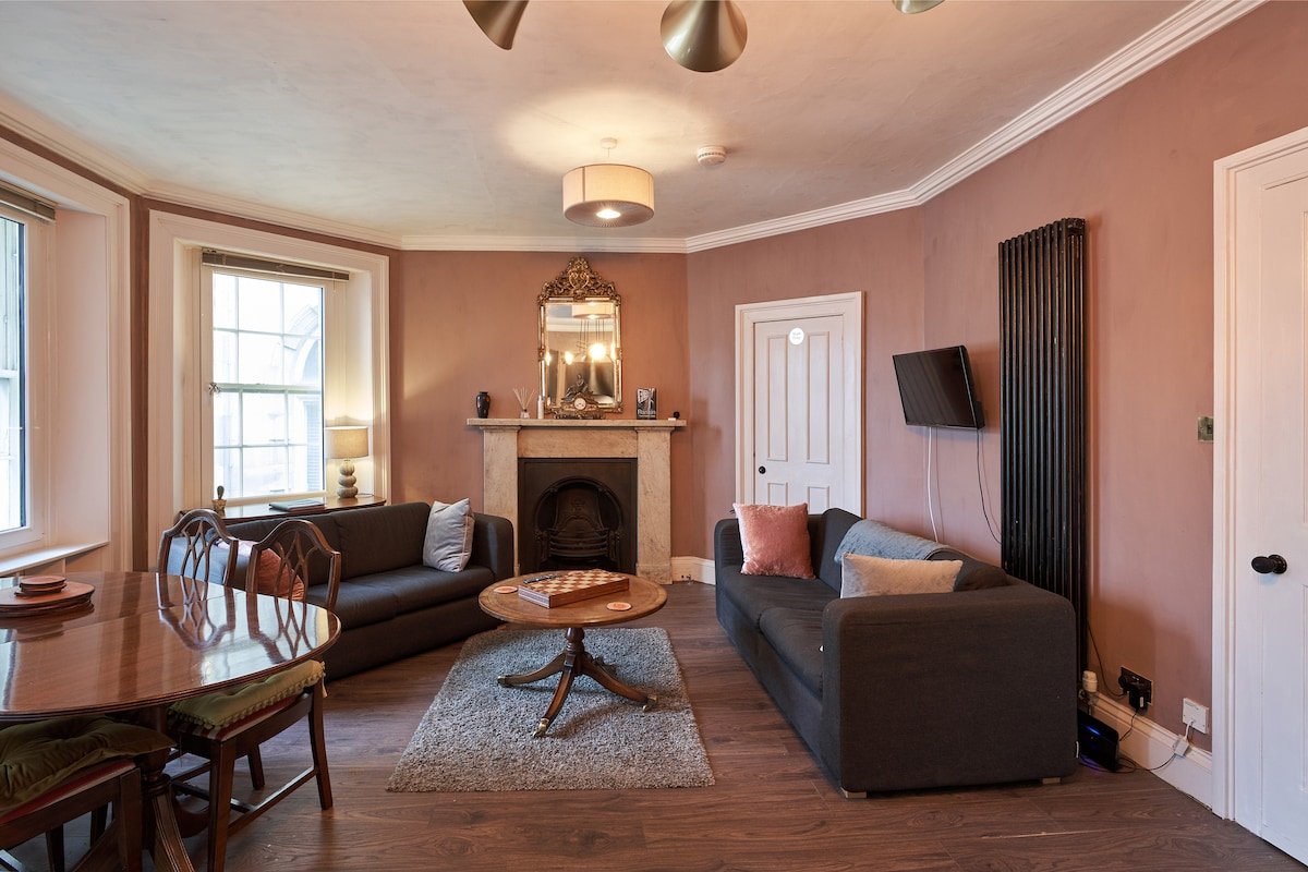 3 Bedroom Apartment – Historic Old Town gallery image 2