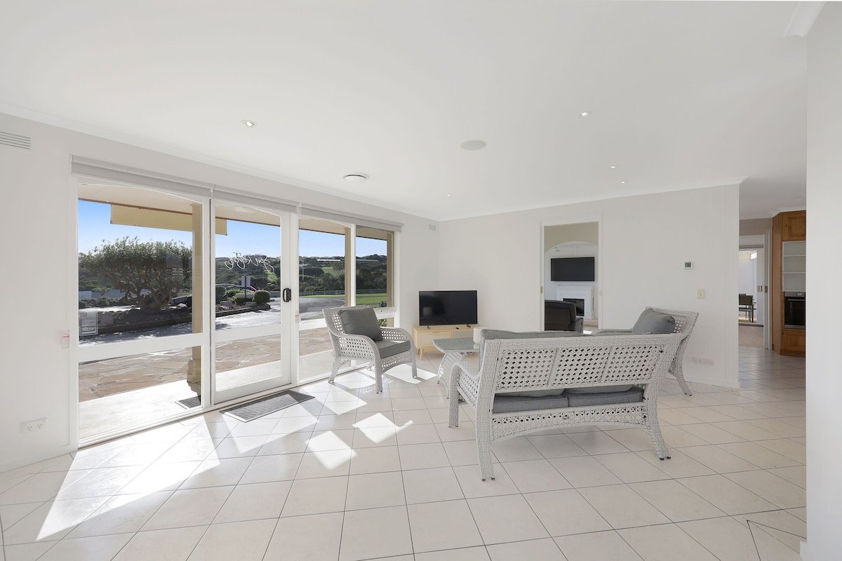 Logans Beach Apartments – The Beach House gallery image 4