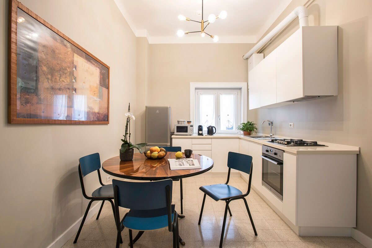 Sunny 2-Bedroom Flat near Vatican&Trastevere, Rome gallery image 2