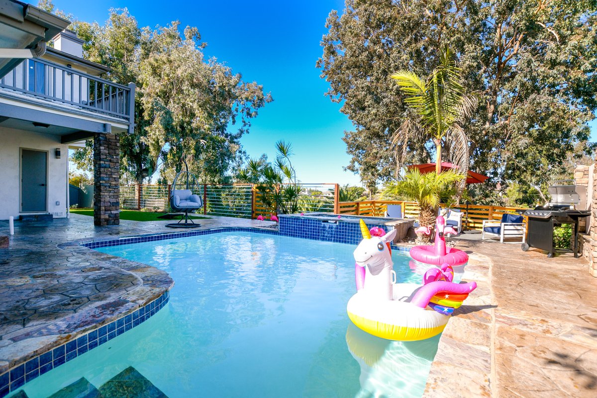 Luxury Oasis! Pool/Jacuzzi & Prime Location!