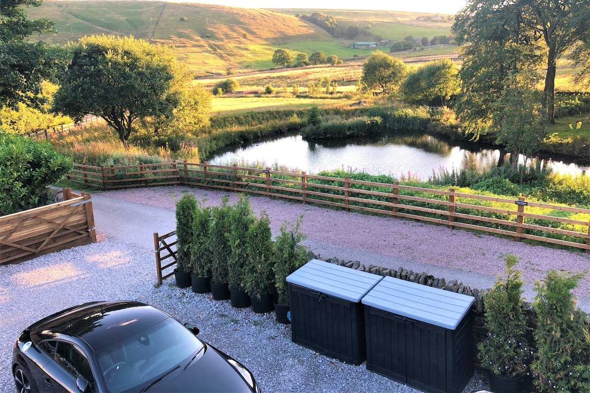 Luxury Barn Conversion-10pl/PrivateLake/HotTub gallery image 5