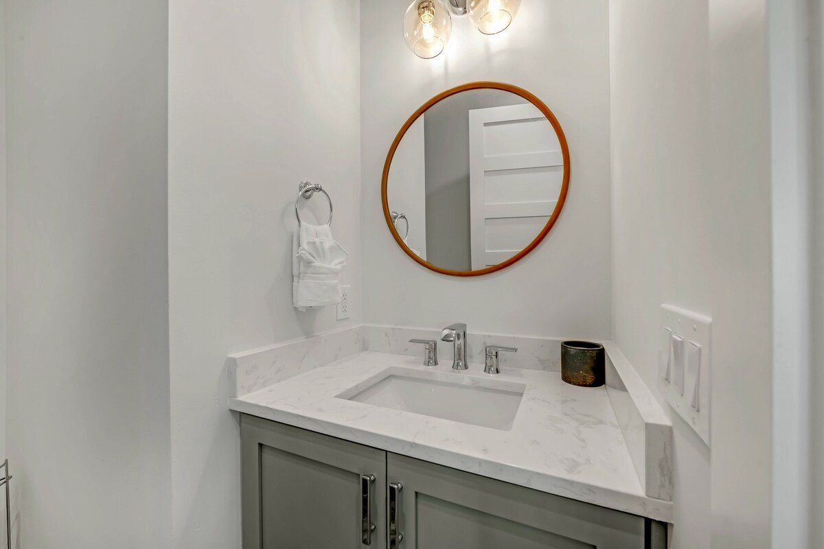 Coming in Hot! Rooftop Views, Pool and Spa! gallery image 2