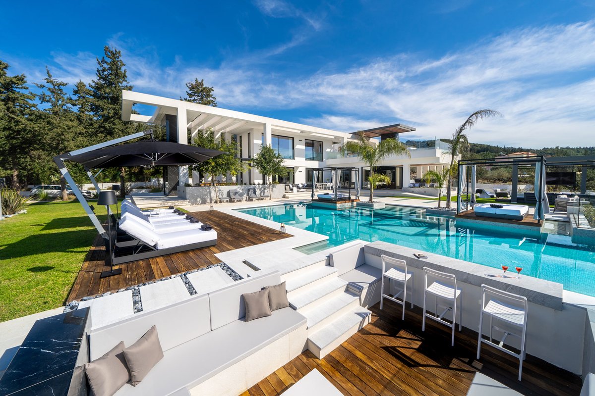 3’ to Beach / 3 Private Pools / Tennis Court