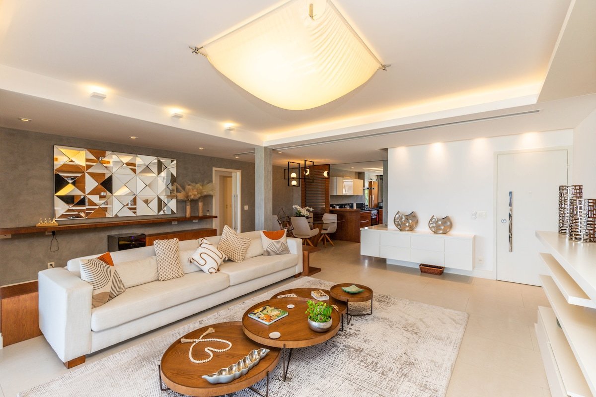 Luxury Beach Front Paradise! Daily Maid Service! gallery image 5