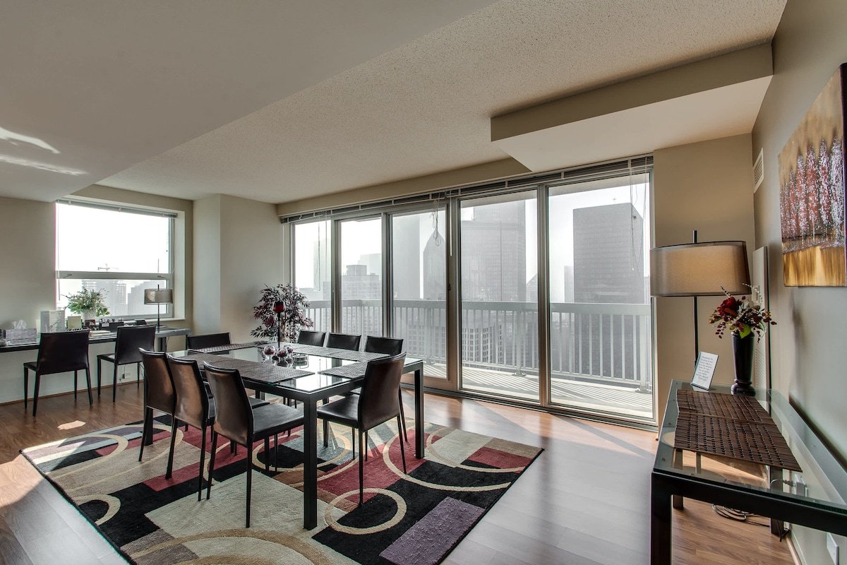 53/54 Mag Mile Penthouse VIEWS, Fireplace, Pool gallery image 4
