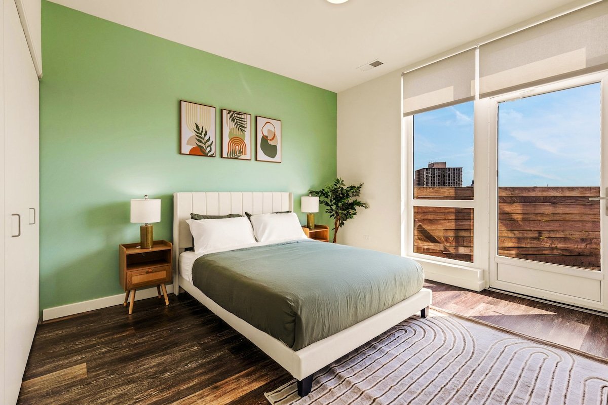 Luxury 3BD Penthouse – Private Patio+Skyline Views gallery image 5