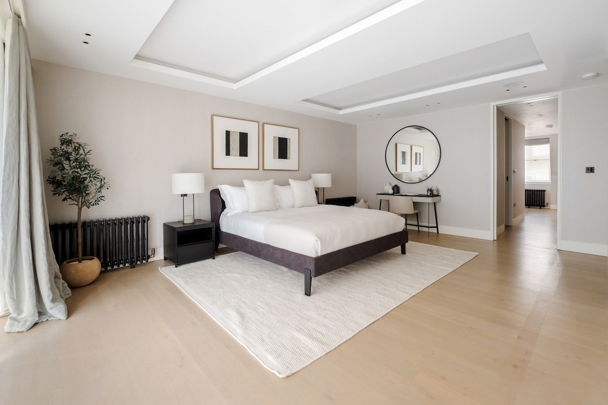 Spectacular Mayfair Penthouse with Sky Views gallery image 5