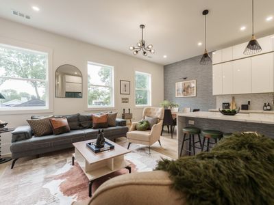 Weekend Getaway-Walk to Restaurants-2 Car Garage!