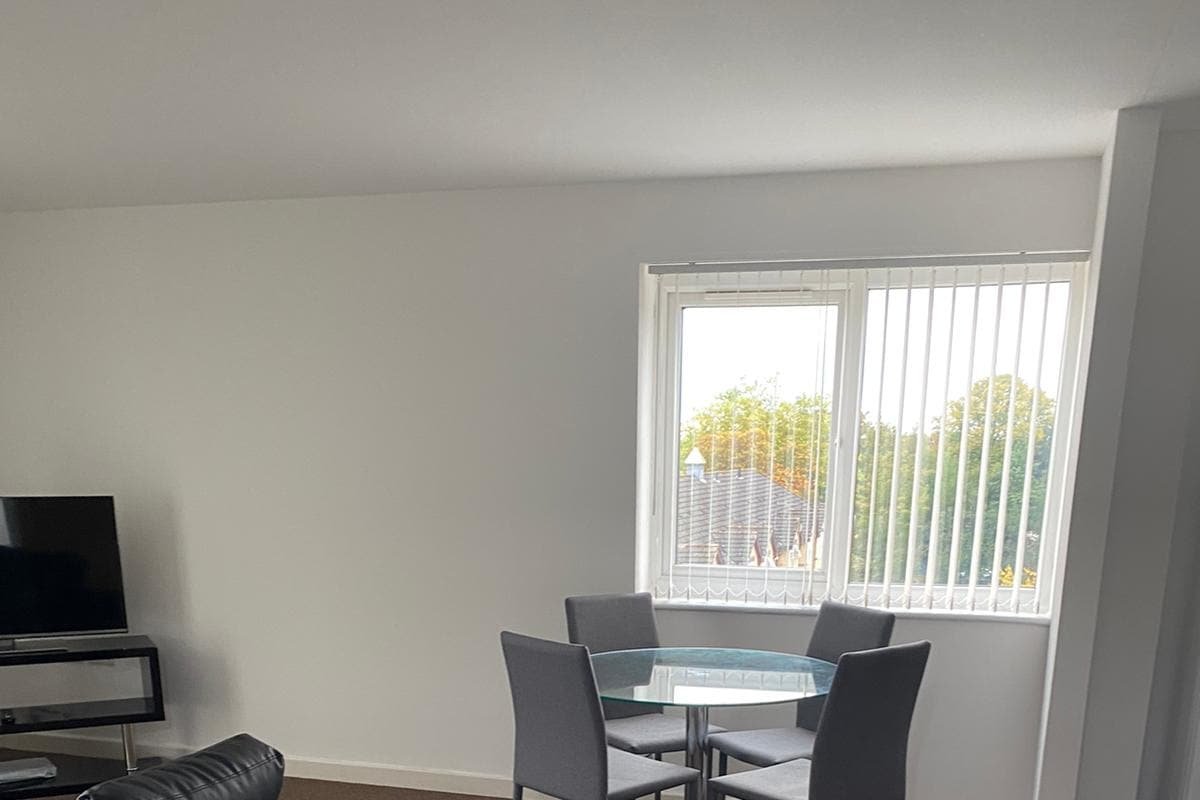 Top Floor 4 Bedroom and 2 bathroom Apt gallery image 3