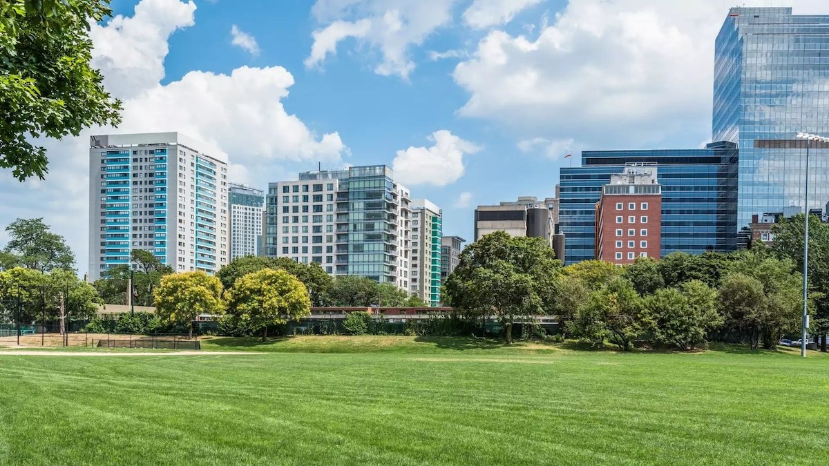 Large 2 Bed/ 2 Bath | Modern Building | Across MGH gallery image 3