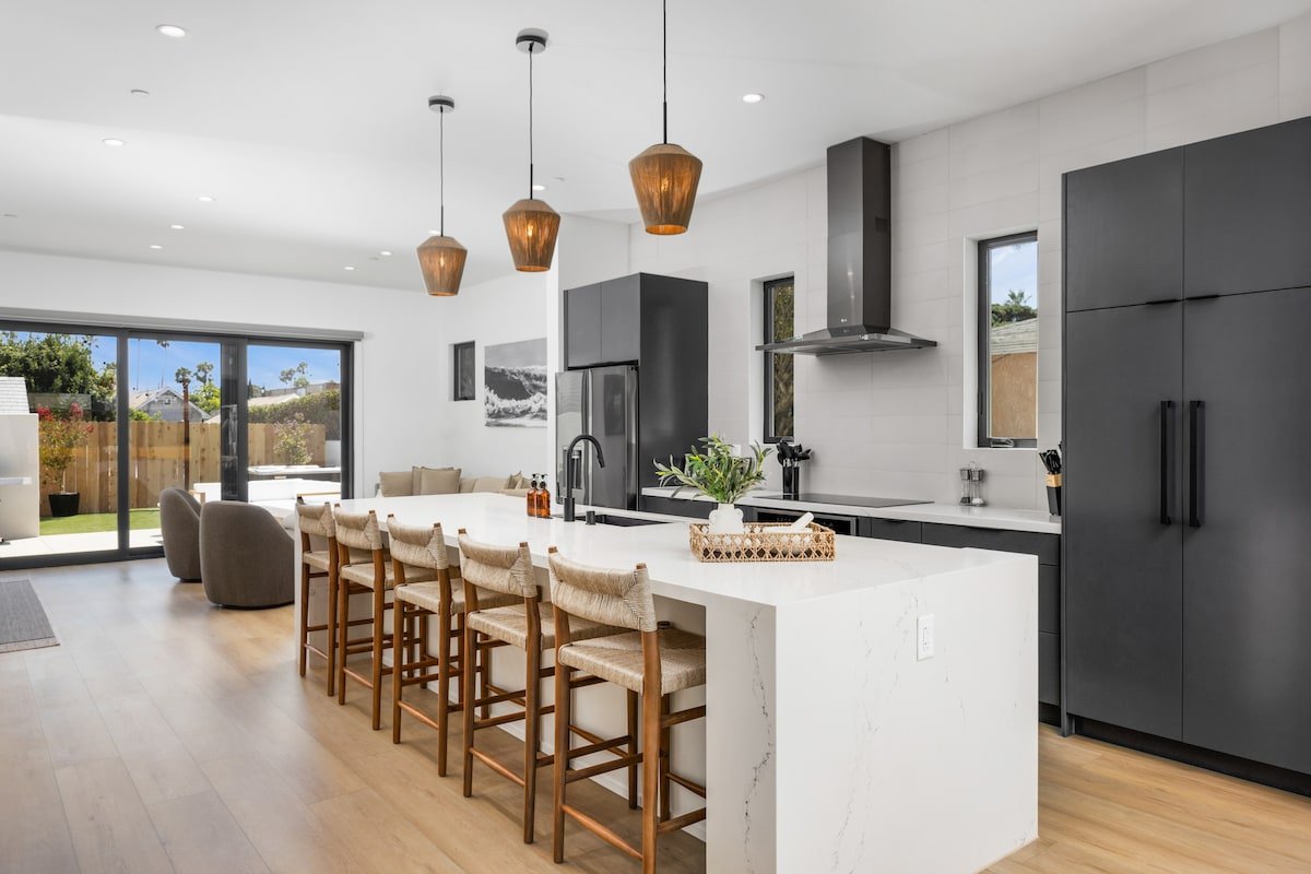 Large New Build | AC & Hot Tub | Walk to the Beach gallery image 4