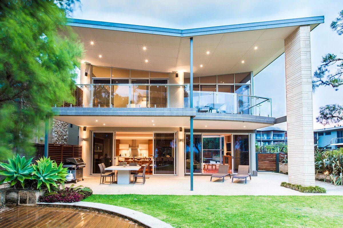 Absolute Beachfront 4 Bed 4 bath House gallery image 3