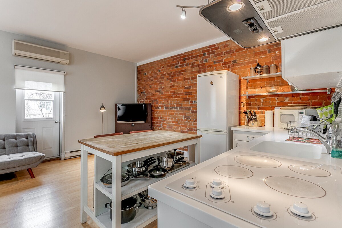 Charming Loft w/ Skylight & Balconies! gallery image 4