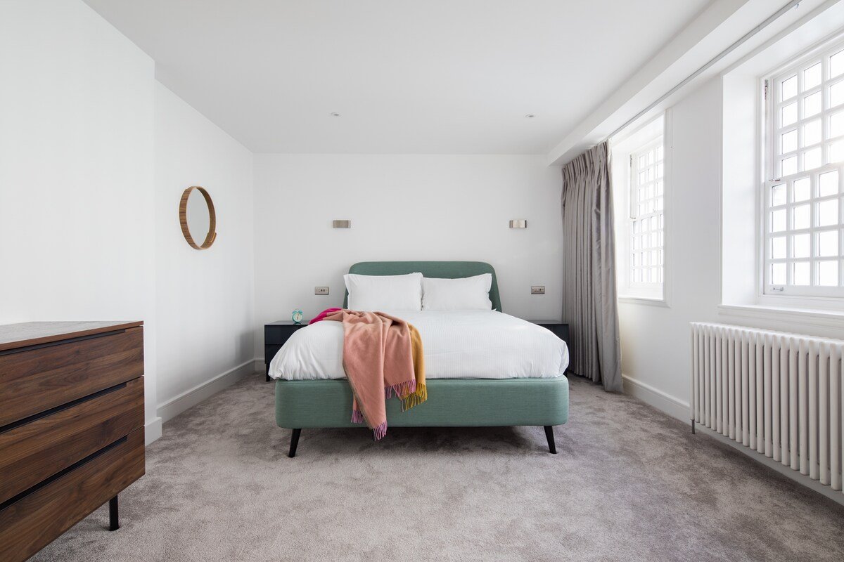 Giant Leicester Square 3BR – Terrace, Netflix gallery image 5