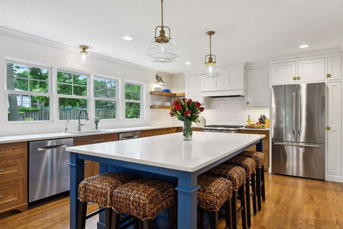 Lake Minnetonka time! Fireplace,games,beach! gallery image 5