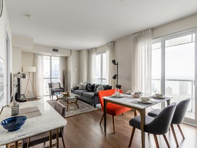 *CN Tower & Lake Views* Stylish Luxury 2Beds/2Bath