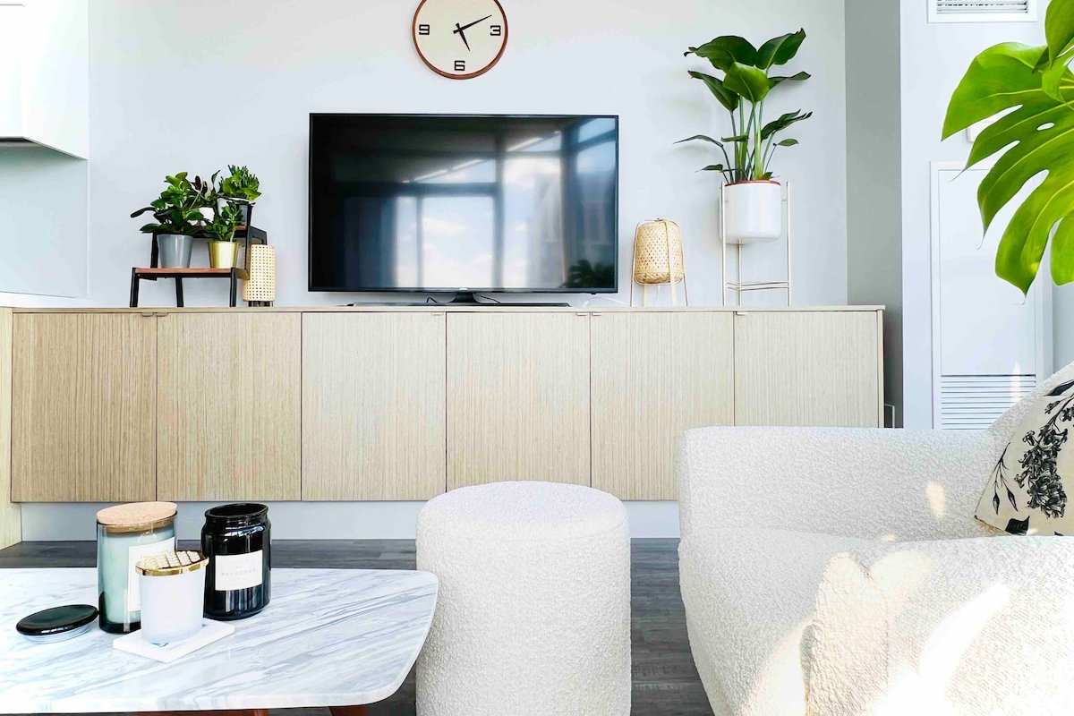 Entire Home Nearby CN Tower & Lake Ontario gallery image 3