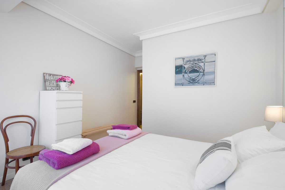 Mikeletes Beach House. Free Parking. AC. gallery image 5