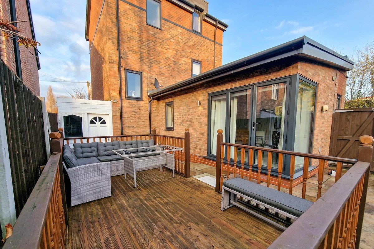 4 Bed Home in Altrincham by City SuperHost gallery image 3