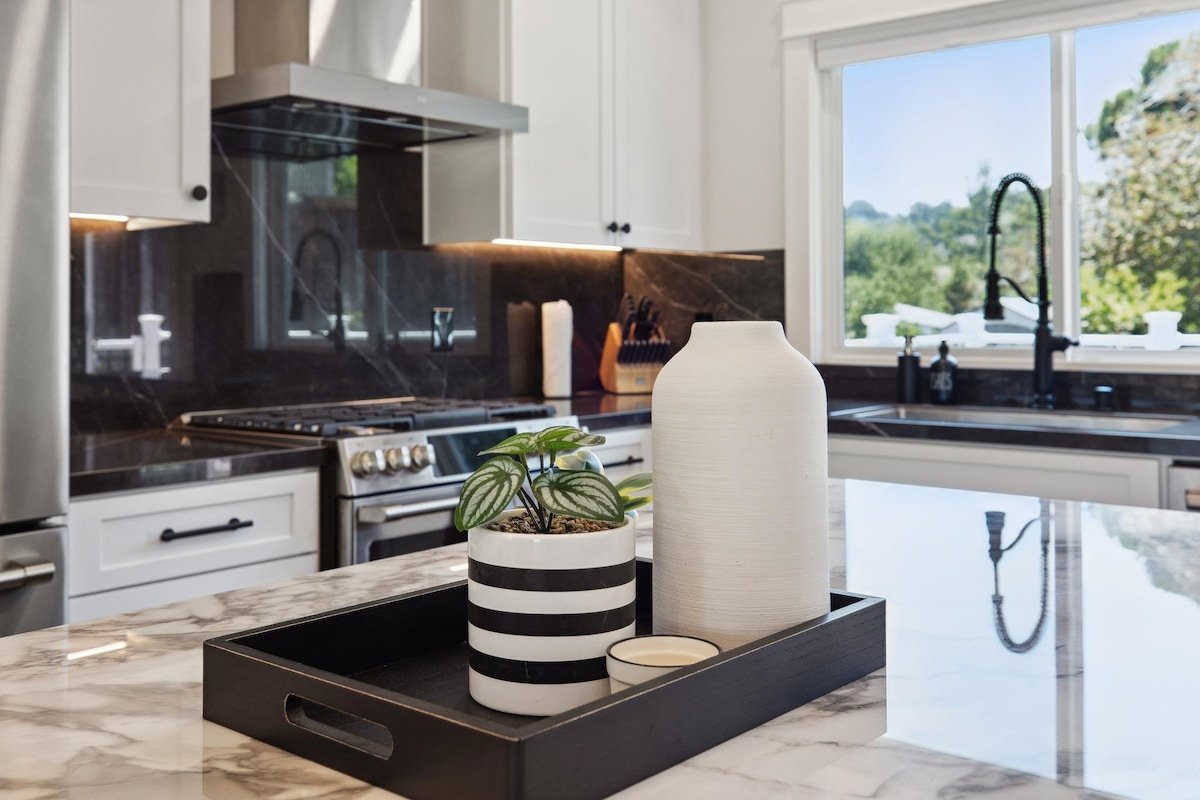 LuxoStays Bright & Cozy 4BR Home • 5 Beds • 2 Bath gallery image 4