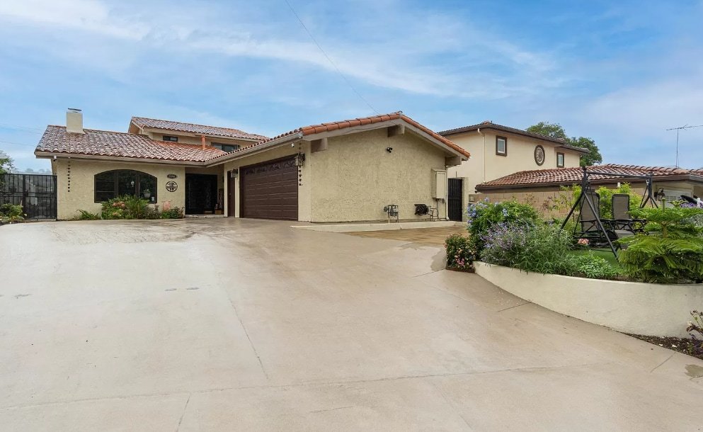 Luxury Big Home 1 mile from Beach gallery image 2