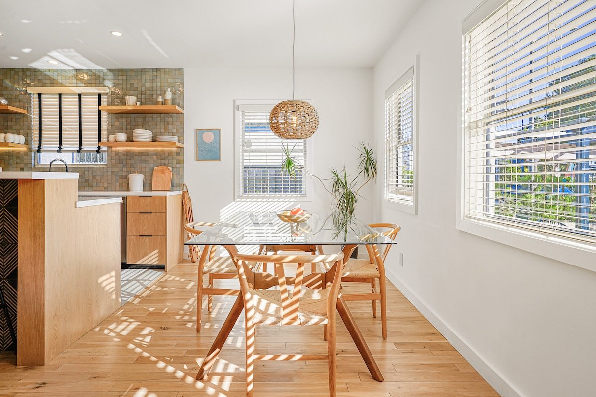 La Playa: Sun kissed Venice Bungalow, outdoor fire gallery image 3