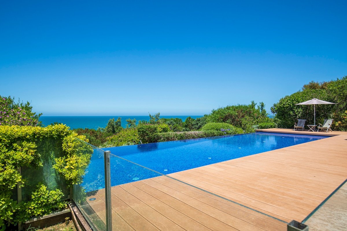 LUXURY BEACHFRONT VILLA gallery image 4