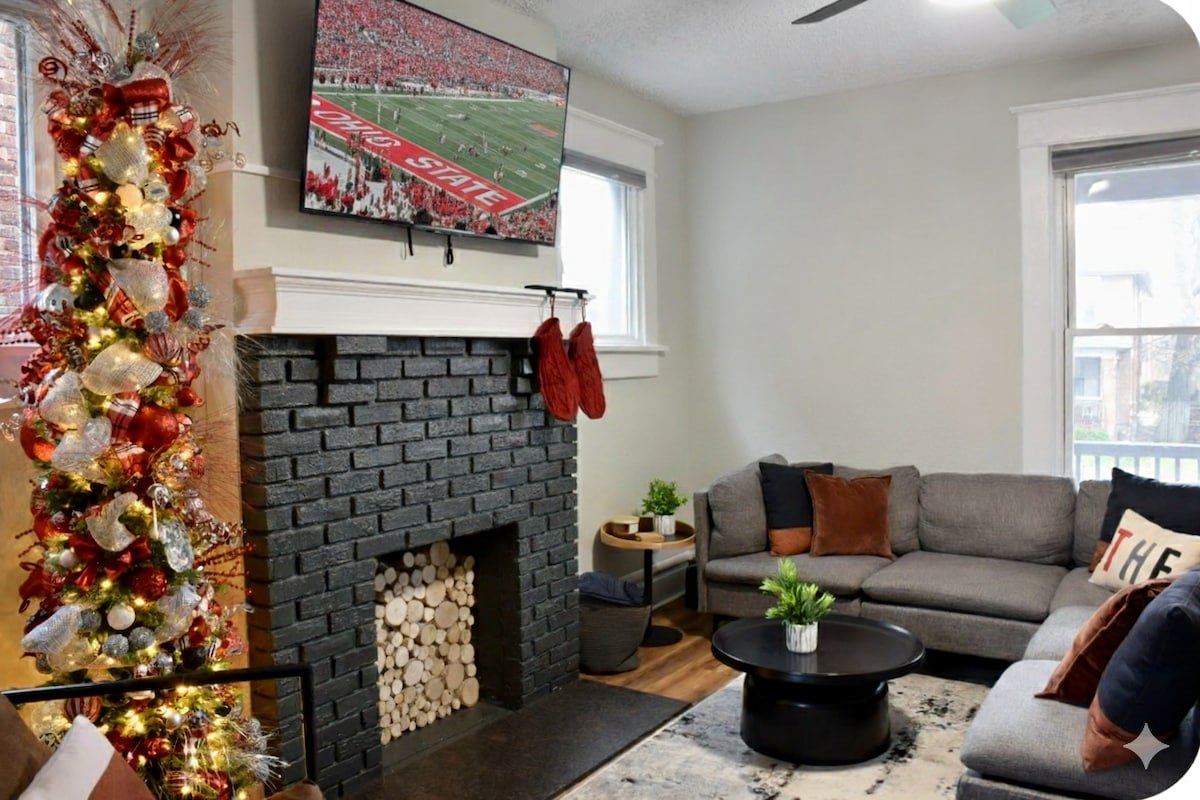 Buckeye Retreat • Sleeps 11 • Game Room • Parking gallery image 2