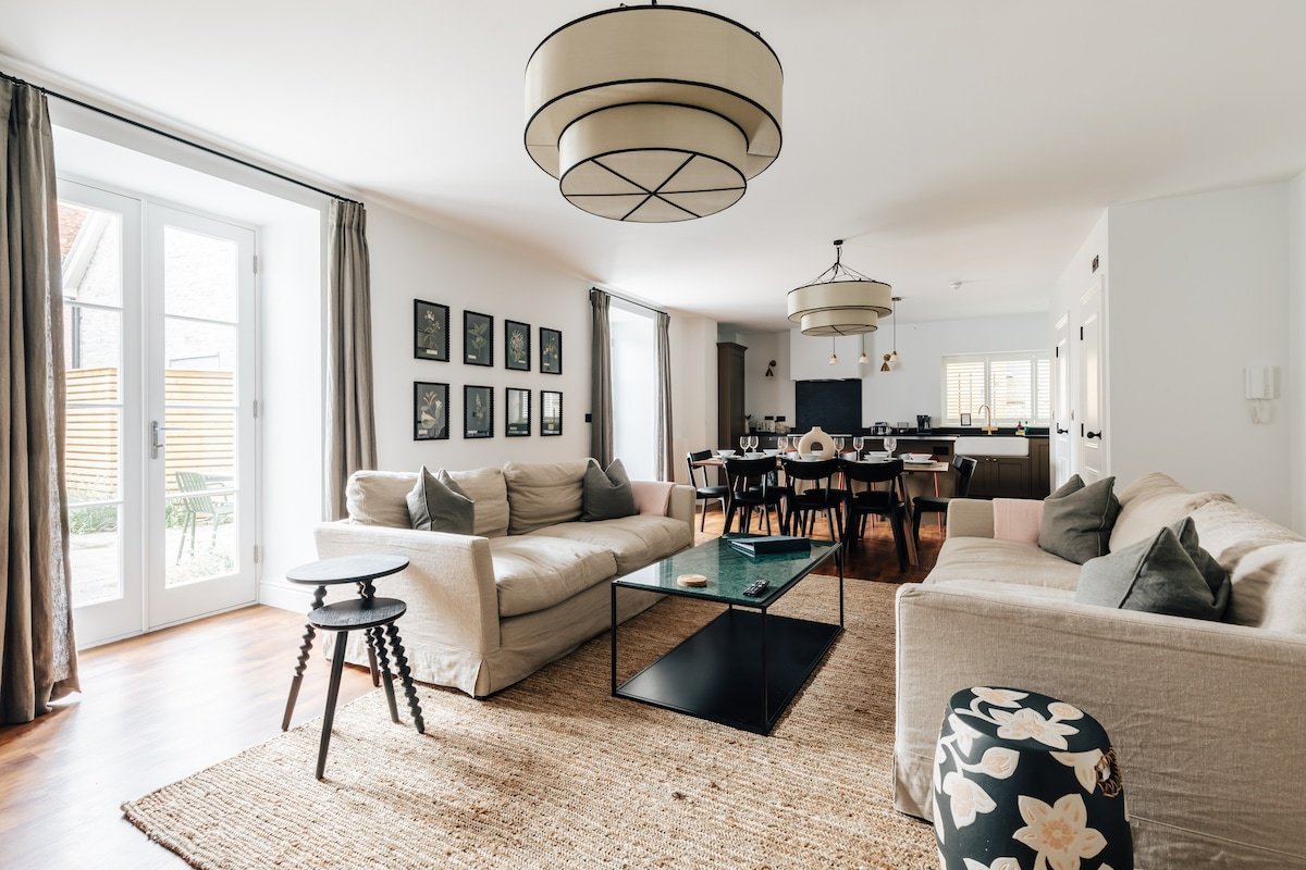 Redland Suites – Apartment 1. Sleeps 8 gallery image 2