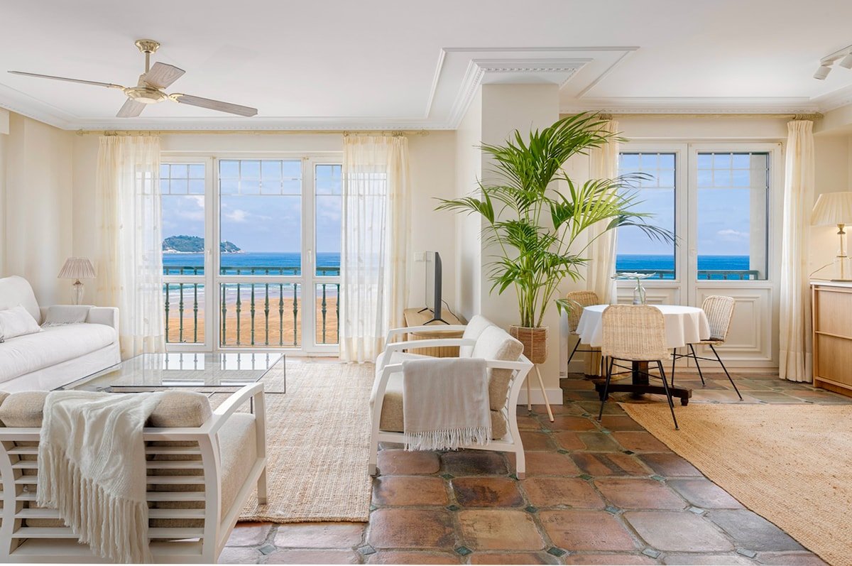 Beach front luxury apartment gallery image 5