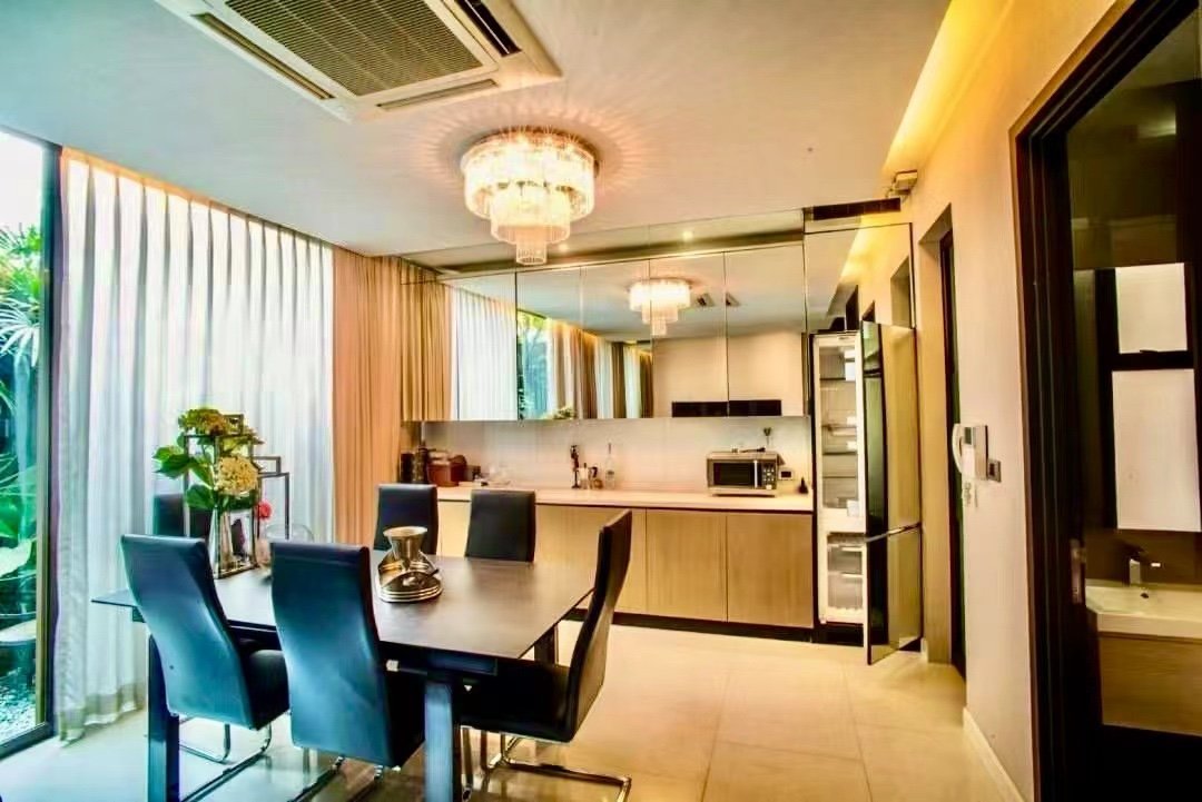 曼谷市中心高级别墅｜每个房间有独立卫浴｜900米到BTS｜免费停车｜24小时保安