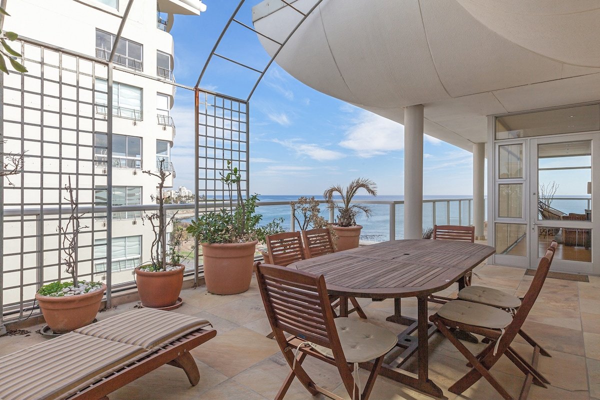 Spectacular Views ~ Penthouse Apt. *Backup Power* gallery image 2