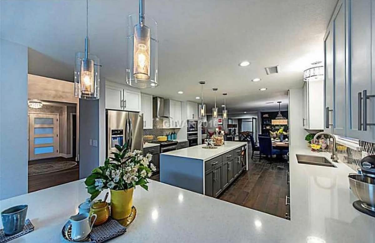 Gorgeous HGTV Property Brothers 5 bed home w/ pool gallery image 2