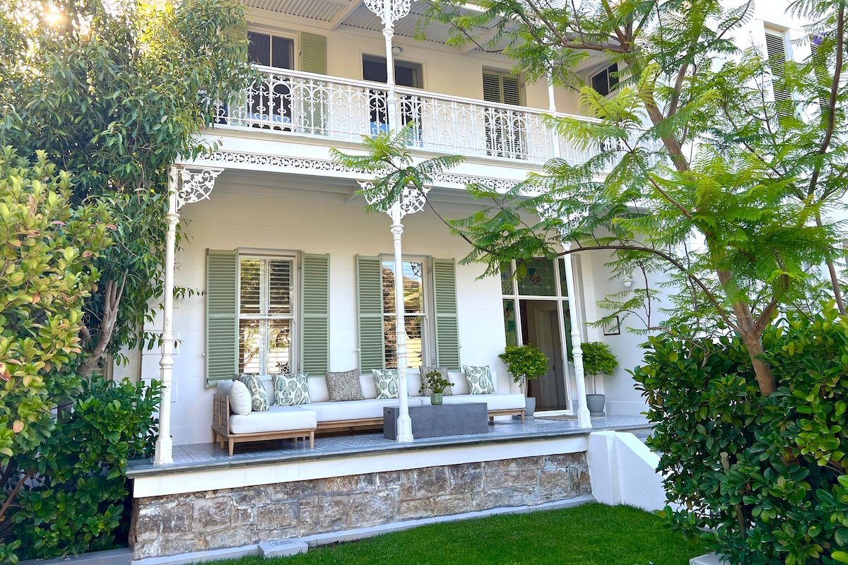 Luxury Victorian Villa with pool & gorgeous views gallery image 2