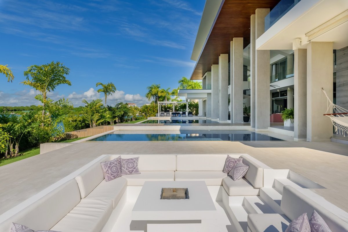 Luxury Retreat: Stunning Villa Cap Cana gallery image 3