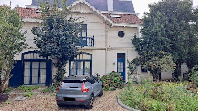 Lovely house in a private garden gallery image 2